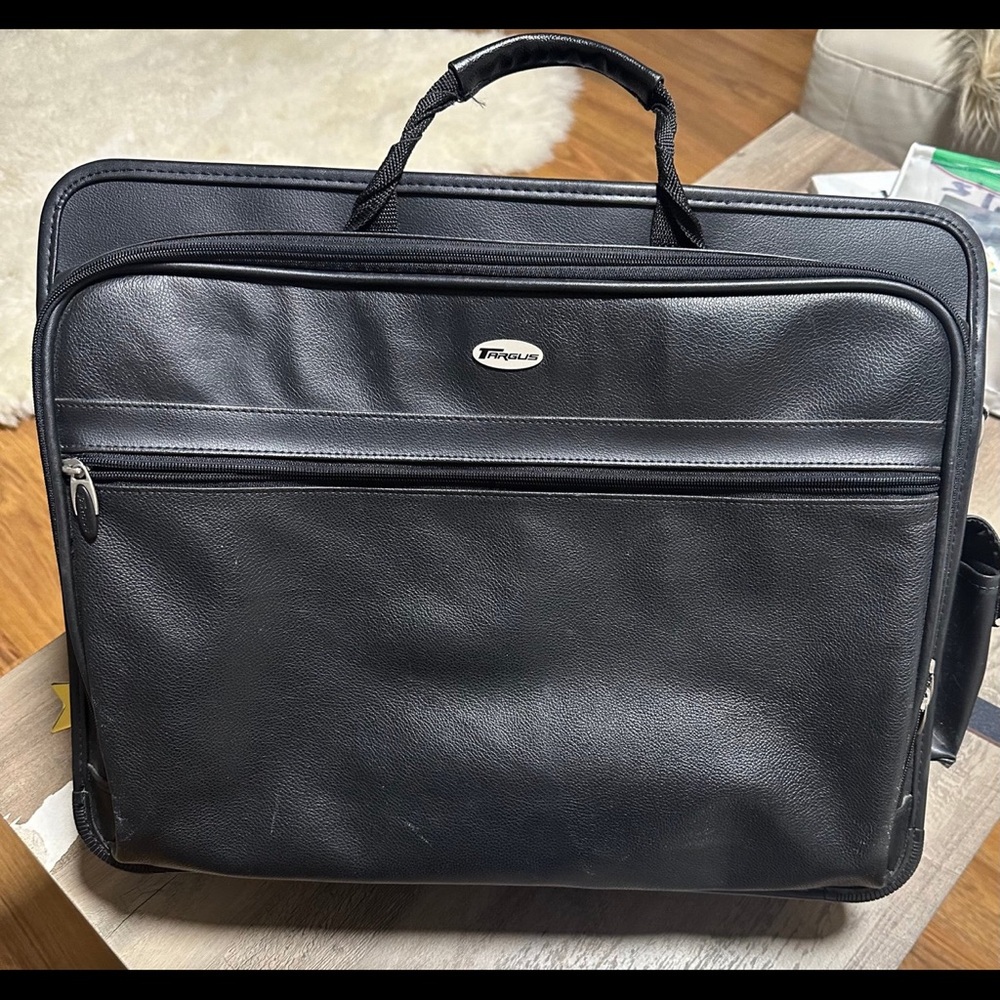 TARGUS LEATHER CORPORATE TRAVELER 15" Laptop Carrying